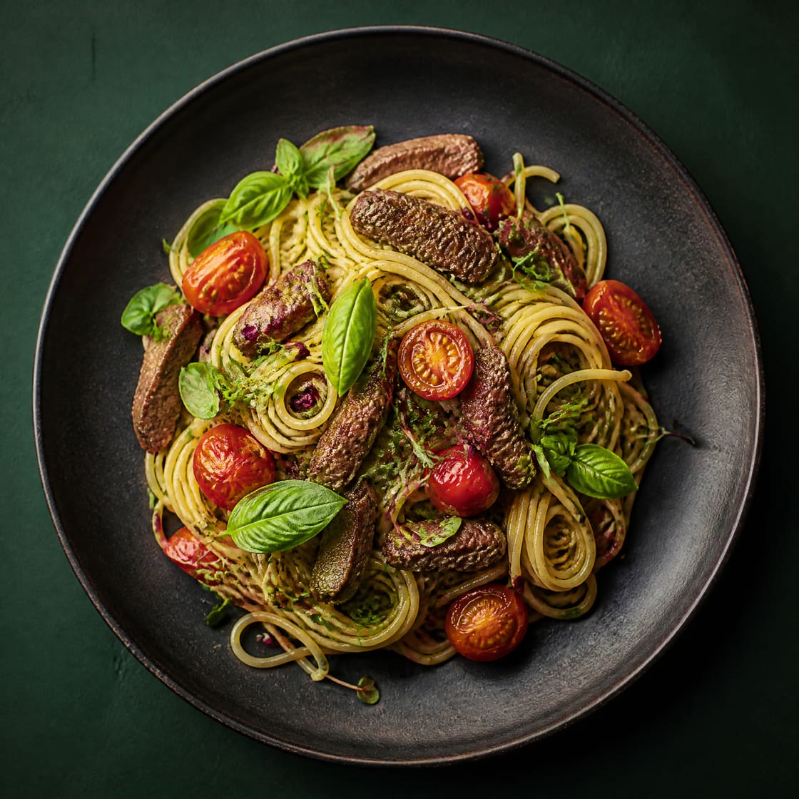 Assiette de pâtes fraîches aux herbes et légumes de saison