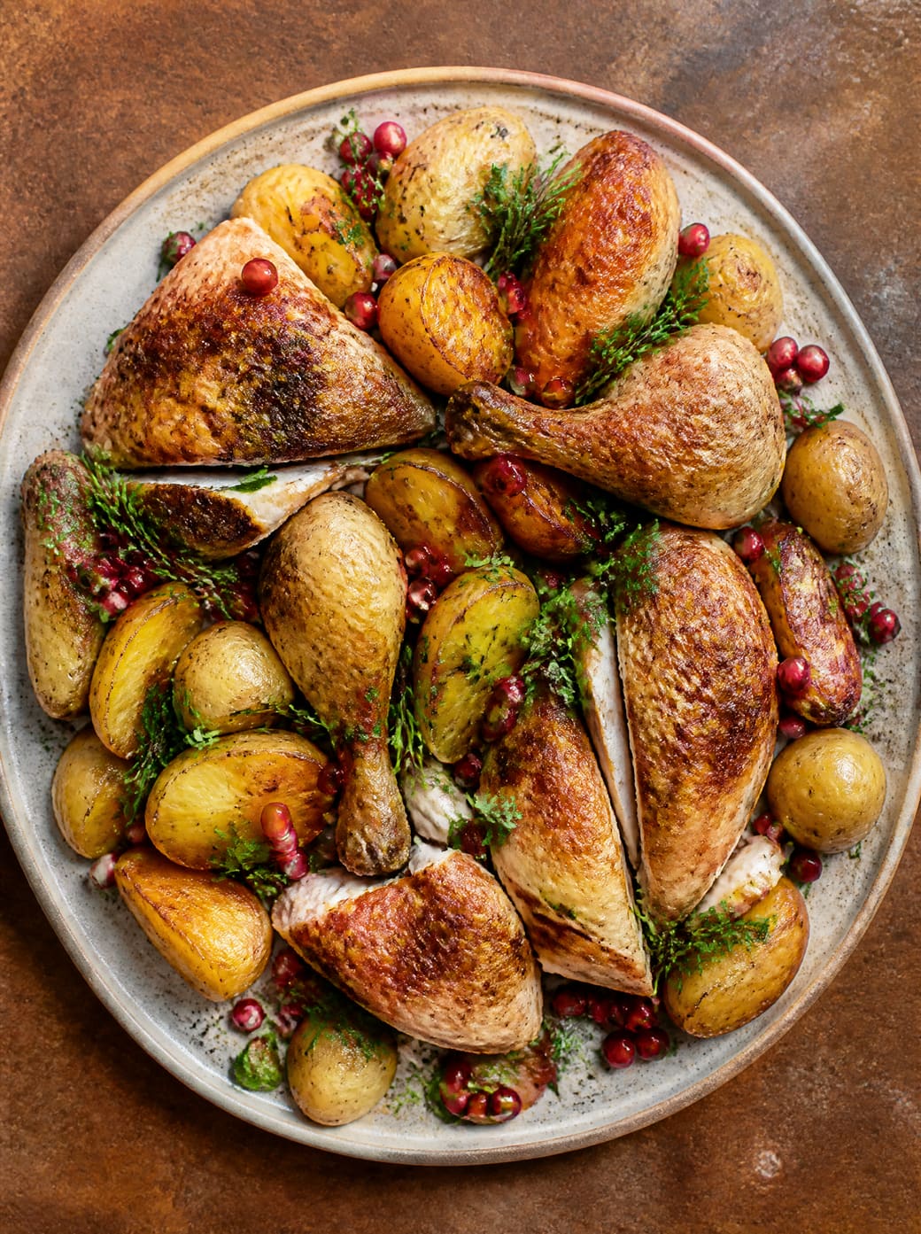 Grand plat de poulet rôti aux pommes de terre et grenade